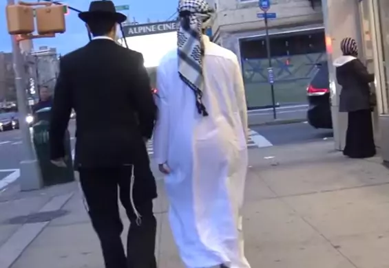 Żyd i muzułmanin spacerują po ulicy. Ten eksperyment społeczny naprawdę zadziwił ludzi