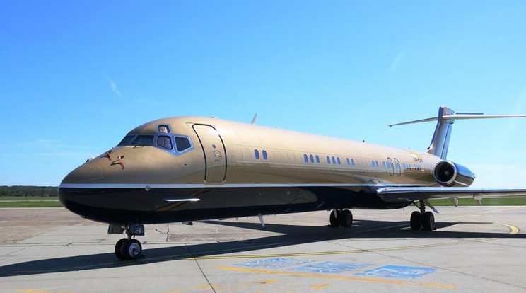 Feltűnő, aranyszínű luxus magánrepülőgép landolt a héten Ferihegyen / Fotó: Facebook