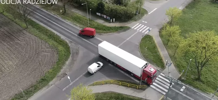 Policjanci użyli niecodziennej "broni". Kierowcy wpadali jeden po drugim [WIDEO]