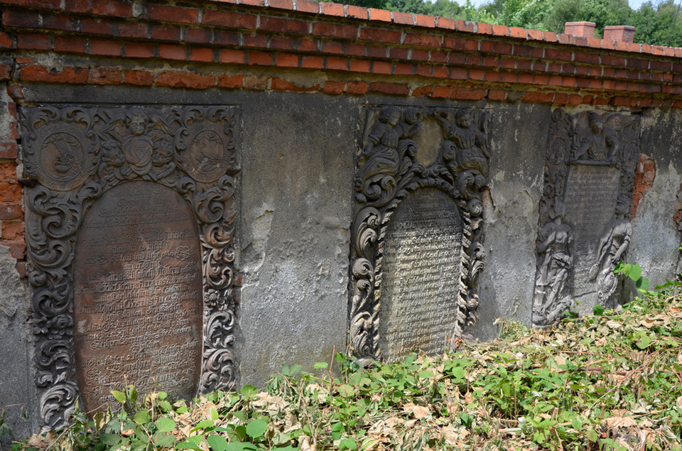Śmigiel - tablice grobowe na cmentarzu ewangelickim