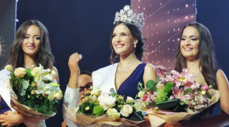 Szuperák Barbara (jobba) Mikó Fanni második udvarhölgye lett a Magyarok Világszépe versenyen
