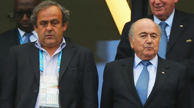 Blatter (jobbra) és Platini nyolcéves eltiltást kapott, de súlyosabb büntetést kérnek rájuk / Fotó: Europress-Getty images