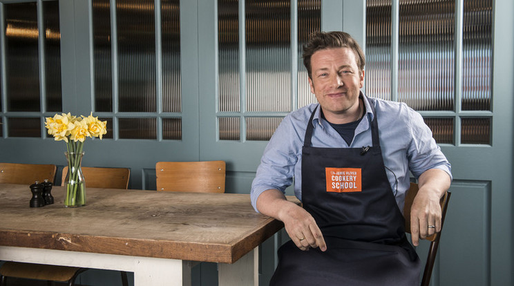 Jamie Oliver fűszereket szagoltat lányaival /Fotó: Northfoto