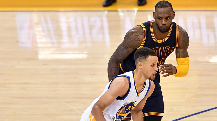 Curry (fehérben) nehezen viselte James bravúros játékát és a Cleveland felállását /Fotó: AFP
