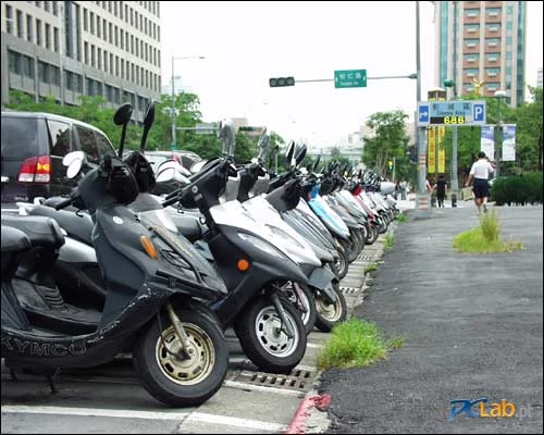 Przy każdej ulicy - dziesiątki zaparkowanych skuterów!