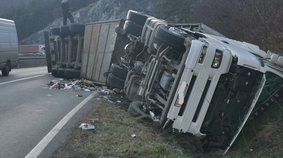 Šleper sa hladnjačom prevrnuo se kod Čačka 