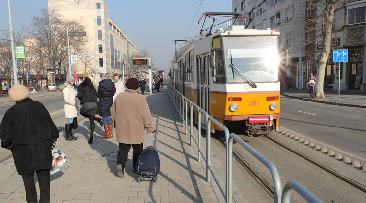 Nem adta át a helyét az anyukának a villamoson a nő /Fotó: RAS-archívum