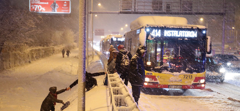 Burza śnieżna w Warszawie. Miasto sparaliżowane