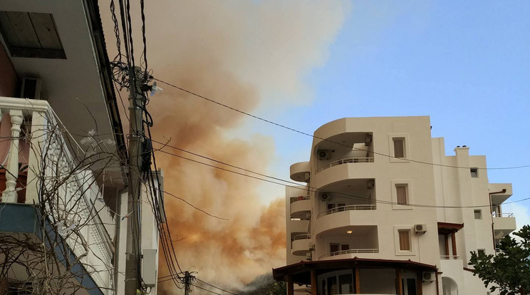 A tűz gyorsan terjedt, a szállodákat kiürítették /Fotó: Olvasóriporter