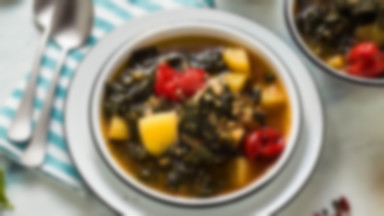 Zupa z jarmużu w wersji tradycyjnej i wegańskiej