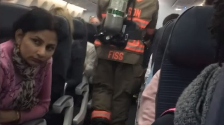 Tűzoltók érkeztek a repülőgépre / Fotó: YouTube