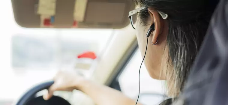 Korzystasz ze słuchawek podczas jazdy samochodem? Szykuj się na mandat