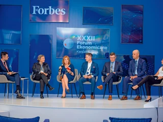 Panel towarzyszący premierze raportu o cybersuwerenności. Od lewej: Paweł Strawiński, „Forbes” Polska; dr Małgorzata Bonikowska, CSM; prof. Elżbieta Mączyńska, SGH, PTE; Piotr Mieczkowski, Fundacja Digital Poland; dr Kamil Mroczka, NASK SA, UW; Kamil Sobolewski, Pracodawcy RP  i dr Joanna Świątkowska, ECSO.