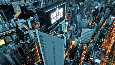 Rosjanie weszli na wieżowiec w Hongkongu i  wyświetlili swój film