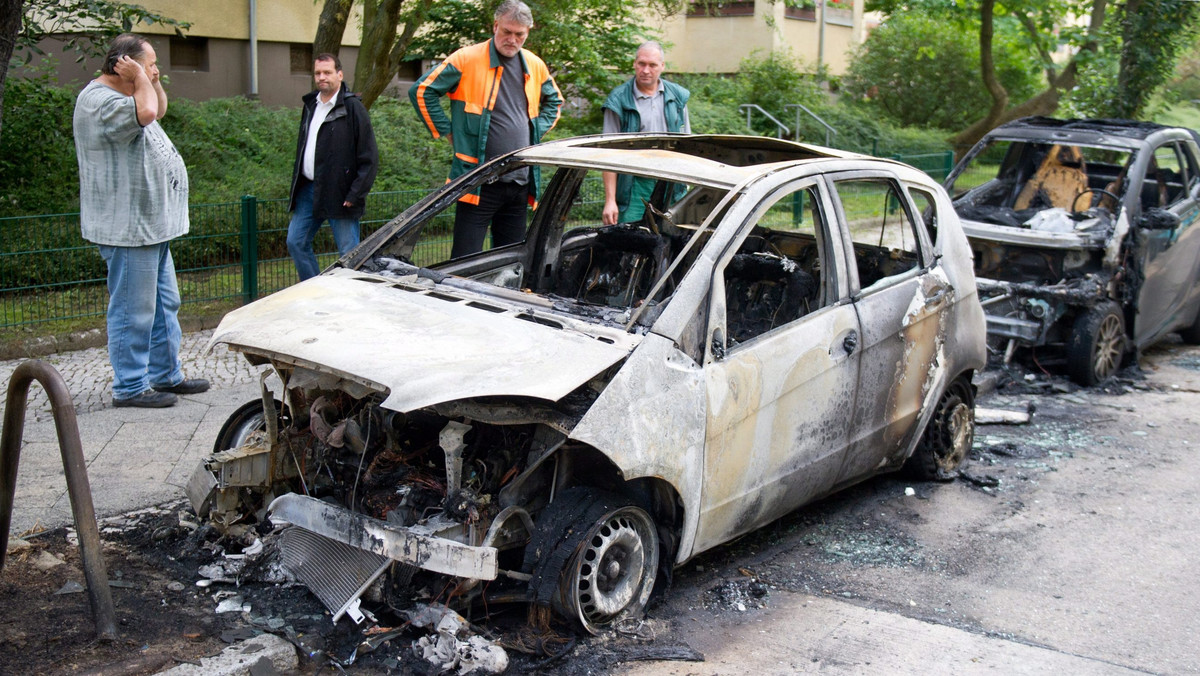 Minionej nocy nieznani sprawcy spalili w Berlinie 11 samochodów- poinformowała agencja dpa.