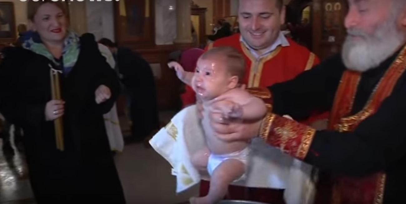 DA TI SE ZAVRTI U GLAVI Ovako popovi u Gruziji krste bebe (VIDEO)