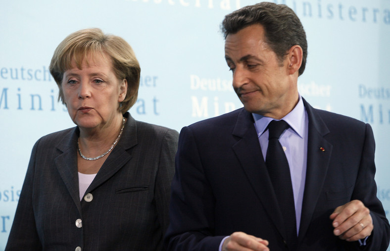 Kanclerz Niemiec Angela Merkel i prezydent Francji Nicolas Sarkozy prezentują całkowicie odmienne podejście do gaszenia pożaru w Grecji