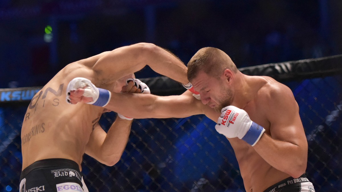 Kamil Szymuszowski nie miał łatwego zadania podczas KSW 33 "Chalidow vs Materla". Polak w walce z Davidem Zawadą dwa razy musiał bronić się przed duszeniem rywala, ale nie poddał się i zwyciężył z Niemcem polskiego pochodzenia. Szymuszowski podczas pojedynku nieźle zaprezentował się w stójce, ale tak naprawdę wygrał przede wszystkim dzięki udanym obaleniom.