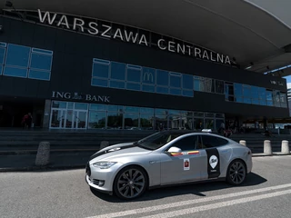 Tesla należąca do iTaxi na dworcu Warszawa Centralna