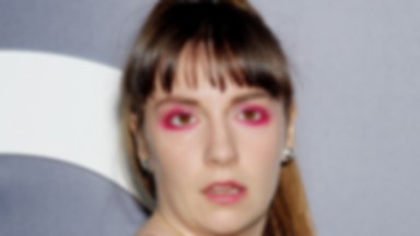 Lena Dunham na czerwonym dywanie. Dziwne miny, czerwony makijaż… Hit czy kit?