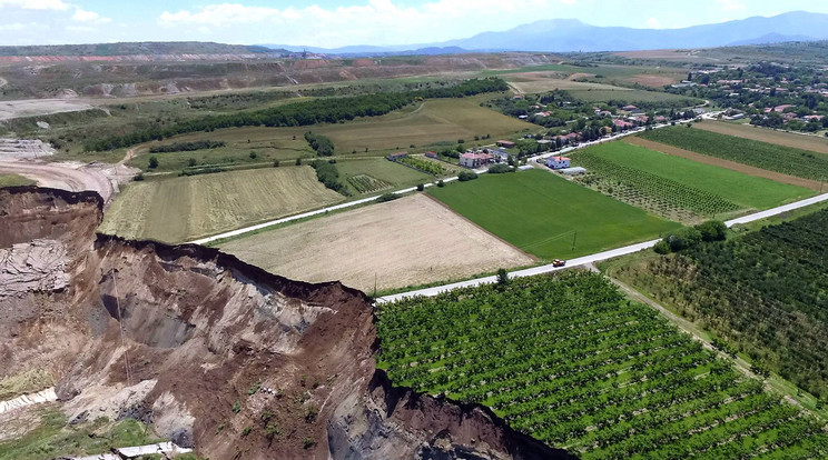 Hatalmas földcsuszamlás után készült légi felvétel egy lignitbánya területéről a görögországi Amintaióban - Fotó: MTI
