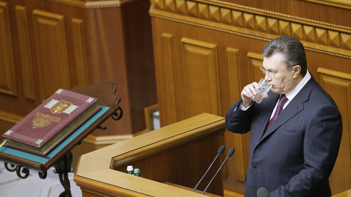 Okrzykami "Uwolnić Julię!" oraz "Hańba!" ukraińska opozycja zagłuszyła przemówienie prezydenta Wiktora Janukowycza w parlamencie, którym otworzył on sesję Rady Najwyższej po zimowej przerwie.