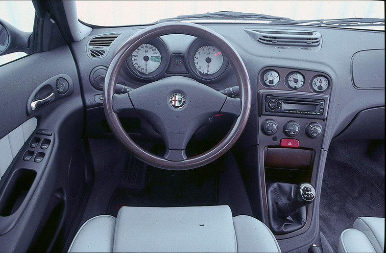 Alfa Romeo 156 2.0 Sportwagon kontra BMW 320i Touring - Kombi z dużymi ambicjami