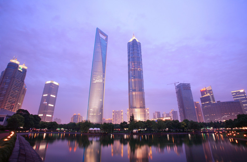 Po lewej China Trade Center (492 m. n.p.m.), zaś po prawej Jin Mao Tower (420,5 m n.p.m.) w Szanghaju w Chinach. Budowę pierwszego zakończono w 2008, a budowę drugiego w 1998 roku. fot. Shutterstock.