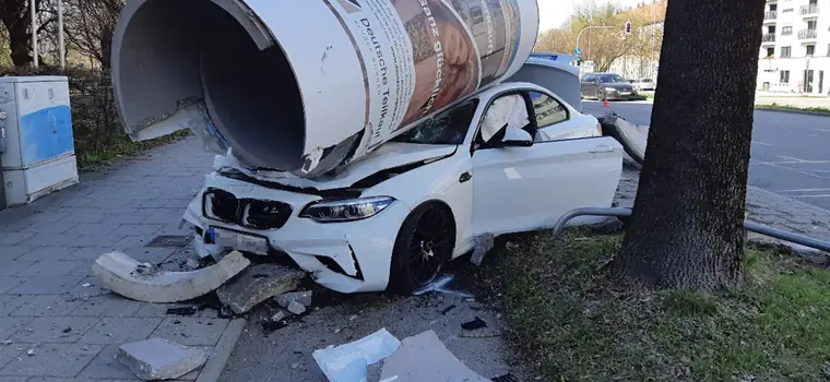 BMW M2 rozbite na słupie ogłoszeniowym. Kolejny uliczny wyścig?