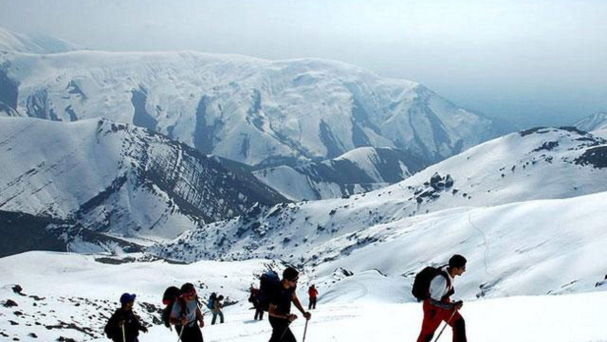 Trochę przed wakacjami zapadła decyzja - jadę na Elbrus w Kaukazie. Zacząłem kompletować sprzęt, ćwiczyć, kilka wyjść w Tatry dla nabrania kondycji, gdy kumpel powiedział mi, że jest inna ciekawa wyprawa. - Gdzie ??? - Wulkan Demavend, 5684 metry wysokości... druga połowa września... - A gdzie to jest ? - W Iranie ? Szczęka opadła mi z wrażenia - decyzja była natychmiastowa...