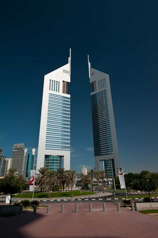 Emirates Office Tower w Dubaju - 354,6 m wysokości. Inwestycja została zakończona w 2000 r. Fot. Shutterstock