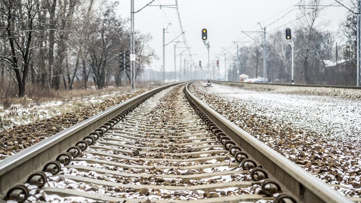 Podróż pociągiem z Wielkopolski na Kujawy będzie szybsza i bezpieczniejsza. Polskie Linie Kolejowe ogłosiły przetarg na remont odcinka pomiędzy stacjami Poznań Wschód i Trzemeszno, w ramach pierwszego etapu linii nr 353 ze stolicy Wielkopolski do Inowrocławia. Za 63 mln zł wyremontowanych zostanie 9 stacji, a także wymienione zostaną tory i sieć trakcyjna na ponad 70 km odcinku.