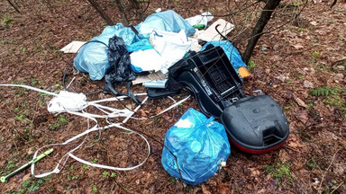 Zrobił wysypisko śmieci w lesie. Zdradził go jeden drobiazg