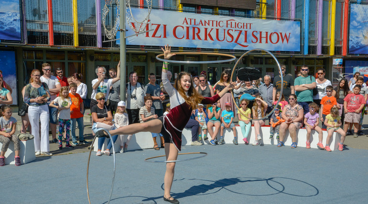 Bravúr
A Fővárosi Nagy-
cirkusz művészei
az utcán mutatták
be tudományukat