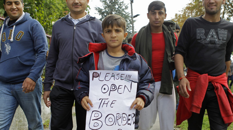 Azt követelik, hogy nyissák meg a magyar határt / Fotó: MTI