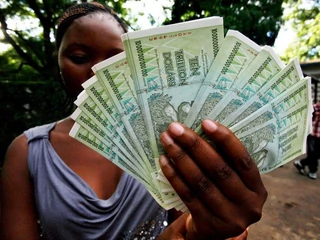Banknoty o nominale 10 bilionów dolarów zimbabweńskich