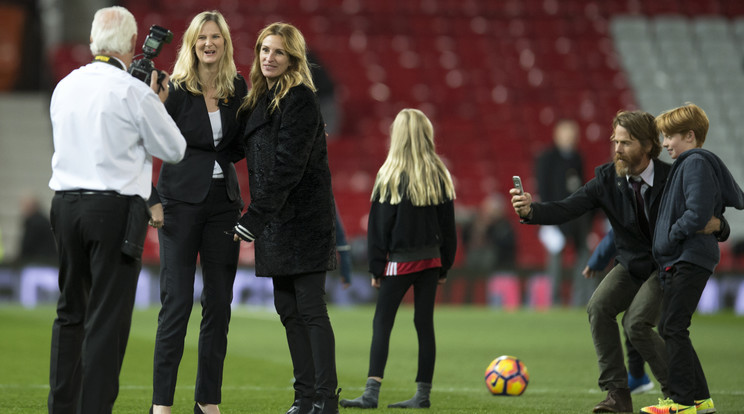 Julia Roberts és családja a meccs után a gyepen gyűjtött élményeket /Fotó: AFP