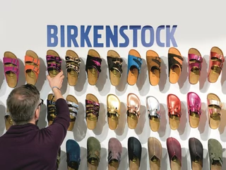 4 mld euro - na tyle rynek wyceniał firmę Birkenstocków w 2021 r., kiedy wycofała się z niej rodzina założycieli.