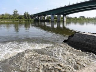 Zrzut ścieków za Mostem Północnym w Warszawie