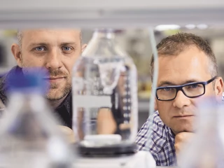 Michał Walczak (z lewej) i Filip Jeleń zawiązali naukowo-biznesowy duet, który tworzy kandydatów na leki za pomocą nowatorskiej technologii