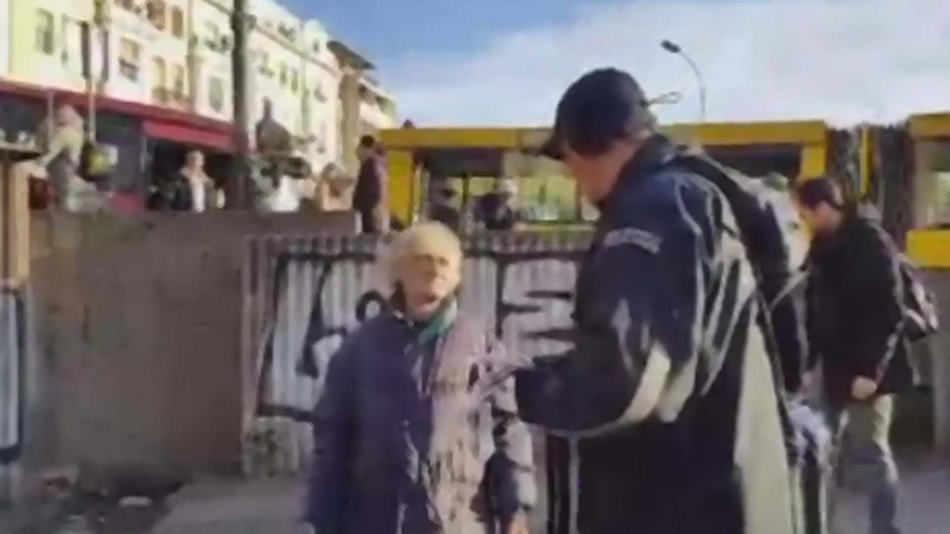 Snimak komunalaca u akciji rastužio Beograđane: Bakici na Zelenjaku oduzeli kaiševe