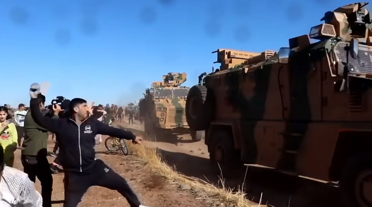 A szírek kövekkel dobálják  török harckocsikat