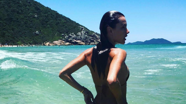 Alessandra Ambrosio is popsivillantós fotóval jelentkezett a nyaralásáról / Fotó: Northfoto