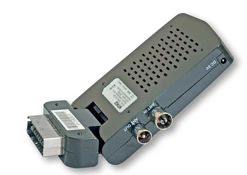WIWA SD 308 (cena ok. 129 zł). Tuner DVB-T przeznaczony dla starszych kineskopowych telewizorów. Podłączany jest do gniazda SCART i jest całkowicie schowany za telewizorem