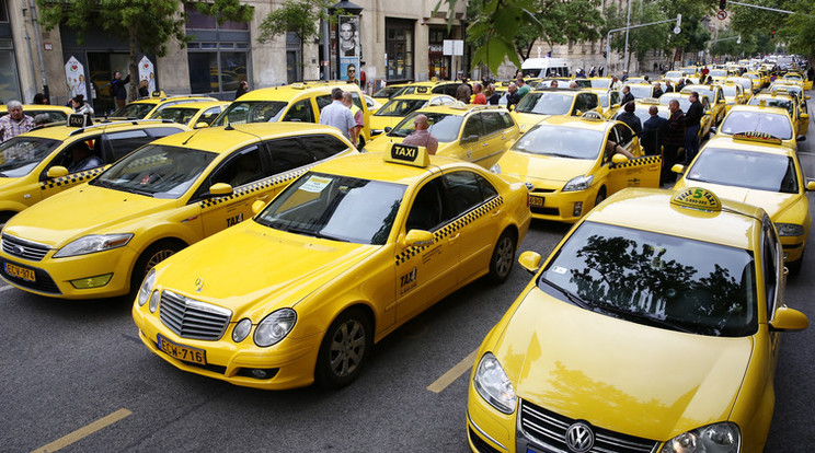 Budapesti taxisok, még az Uber betiltása miatti tüntetésen... /Fotó: Fuszek Gábor