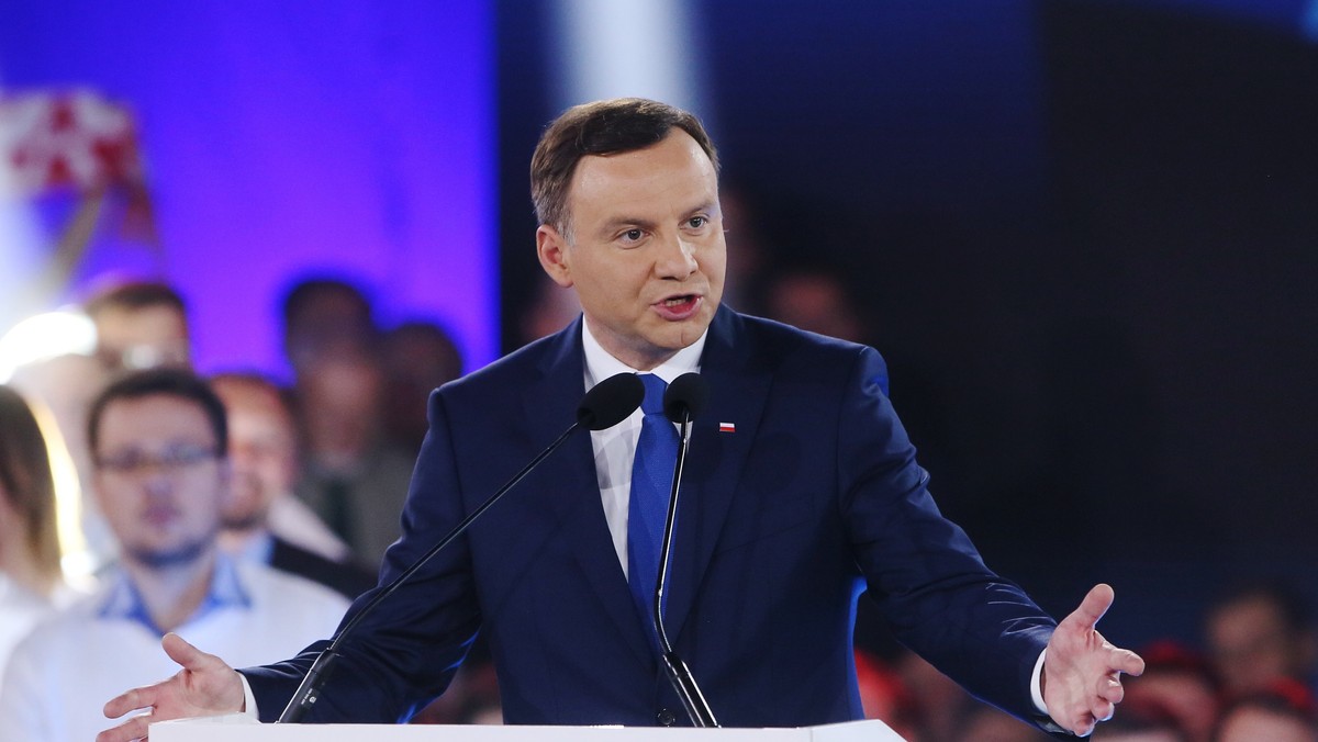 Obecna władza nie jest i od samego początku nie była uczciwa - mówił w środę kandydat PiS Andrzej Duda. Jak powiedział, na ostatniej prostej kampanii wyborczej prezydent Bronisław Komorowski "obieca wszystko". Polska potrzebuje dzisiaj dobrej zmiany - oświadczył.