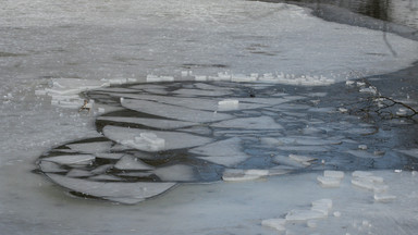 Pod 12- i 16-latkiem załamał się lód na jeziorze. Na pomoc chłopcom ruszyły służby ratunkowe