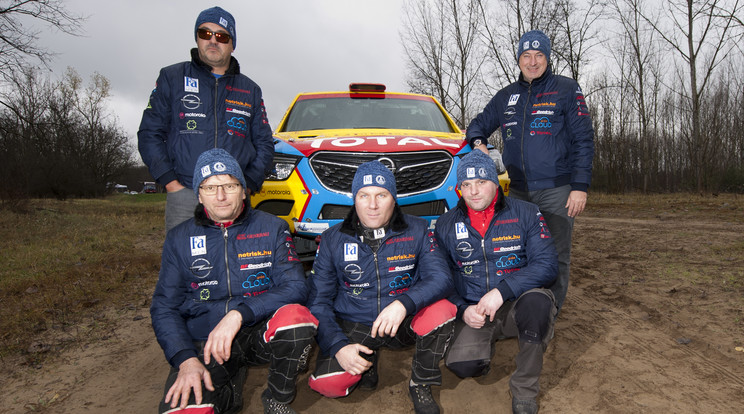 Szalay Balázs (jobbra) csapatával új autót épített, s azzal vág majd neki a Dakar-ralinak