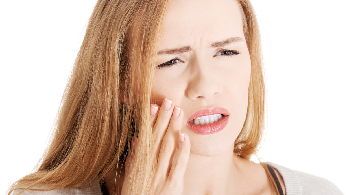 Nagły ból zęba po gorącym lub zimnym jedzeniu to nie tylko dyskomfort utrudniający życie. Jest też oznaką nadwrażliwości zębów - schorzenia, które może prowadzić do zniszczenia zębów.
