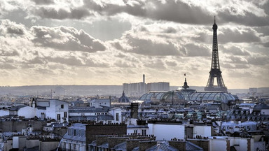 Pijany mężczyzna strzelał z balkonu w Paryżu